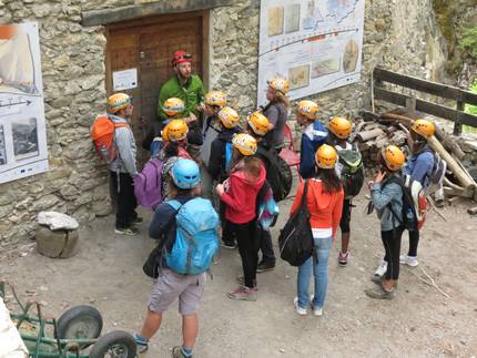 Groupe au d&eacute;part devant le magasin